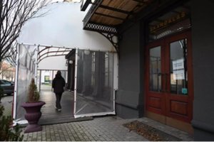 „Skandalas“ baigėsi, bet gyventojai vargsta – nori nenori, priversti eiti važiuojamąja dalimi