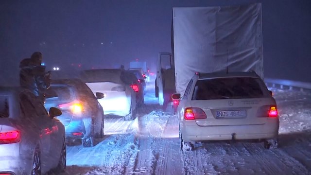 Gausus sniegas Lenkijoje sukėlė tikrą chaosą: nusidriekė 20 kilometrų spūstis