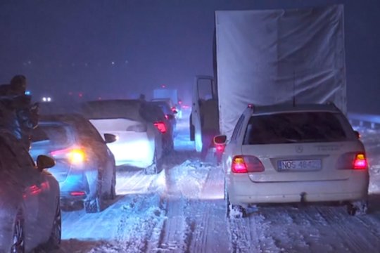 Gausus sniegas Lenkijoje sukėlė tikrą chaosą: nusidriekė 20 kilometrų spūstis