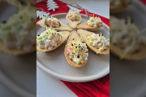 Užkandžių šaukšteliai su krabų lazdelėmis: užtruksite vos 10 minučių, o nuo stalo dings dar greičiau
