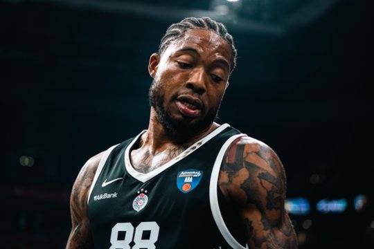 Belgrado teatras tęsiasi: „Partizan“ centro niekur nebeišleidžia