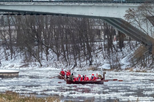 Neįprastas vaizdas sostinėje: prieš Naujuosius metus – šventinis plaukimas Neries upe