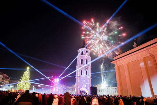 Pasitinkant Naujuosius – Katedros aikštė tapo įspūdinga šviesos ir garso scena: susirinko minia žmonių