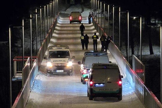 Nelaimė Naujųjų išvakarėse: nuo tilto vėl nukrito žmogus