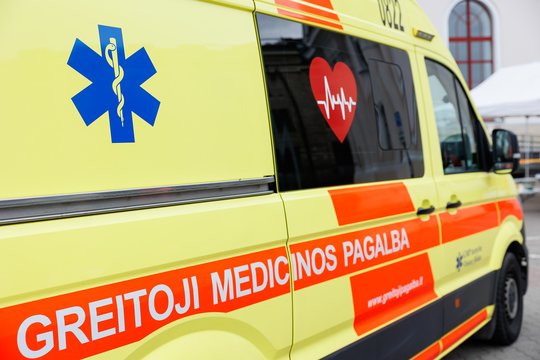 Plungės rajone vyro nesuvaldytas automobilis įsirėžė į medį – sužalota keleivė