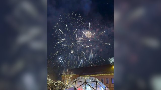 Kaunas nepabūgo šalčio: Naujuosius pasitiko triukšmingai ir su fejerverkais