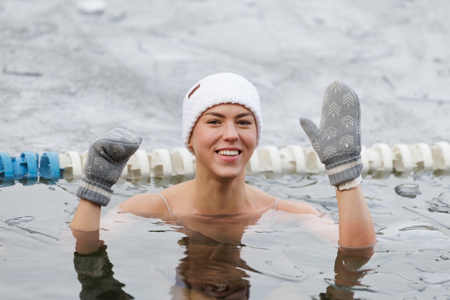 Pirmąją metų dieną – tradicinės „ruonių“ maudynės: užfiksavo, kaip į vandenį neria būrys sveikuolių<br>V.Skaraičio nuotr.