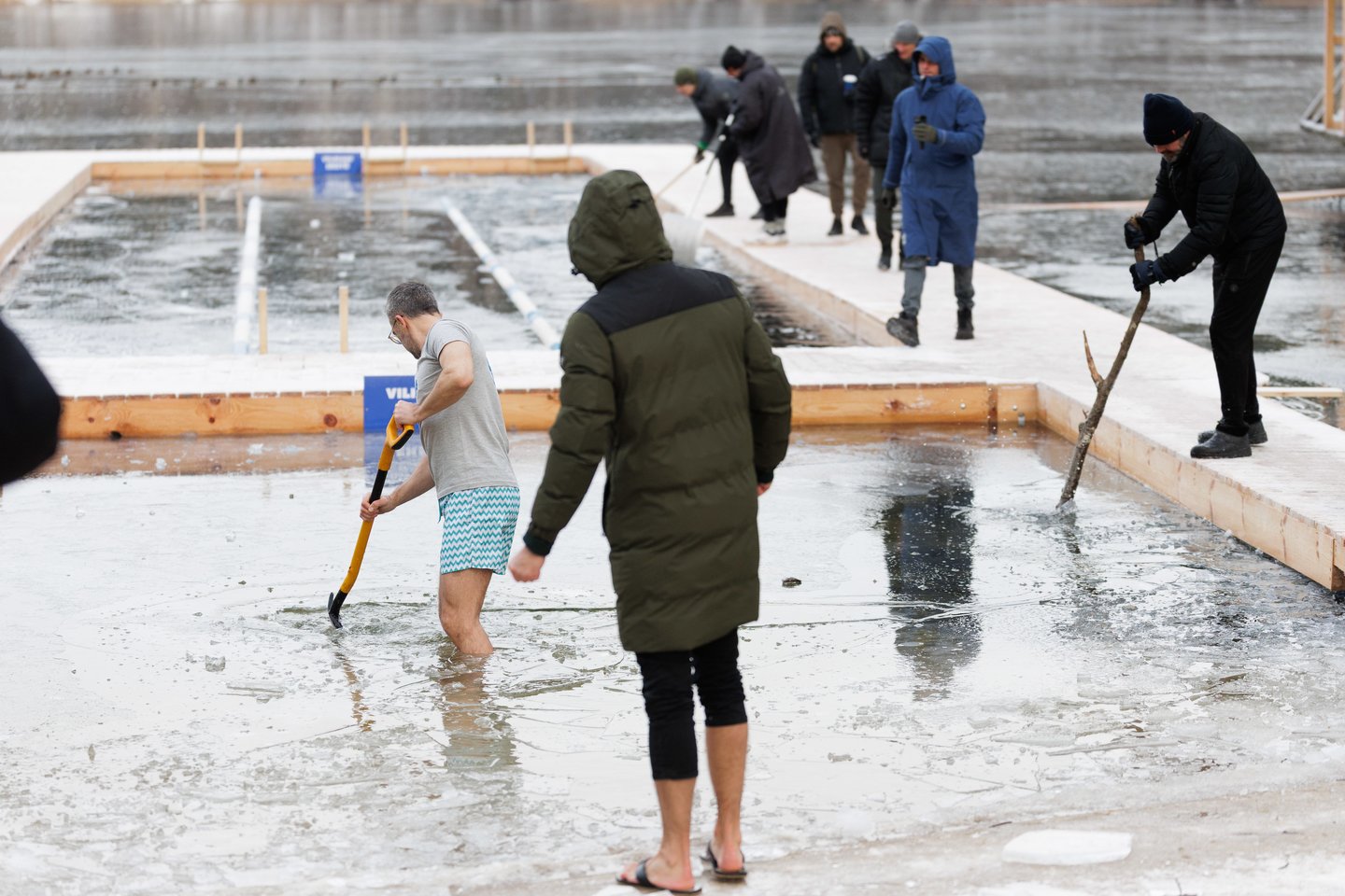 Pirmąją metų dieną – tradicinės „ruonių“ maudynės: užfiksavo, kaip į vandenį neria būrys sveikuolių<br>V.Skaraičio nuotr.