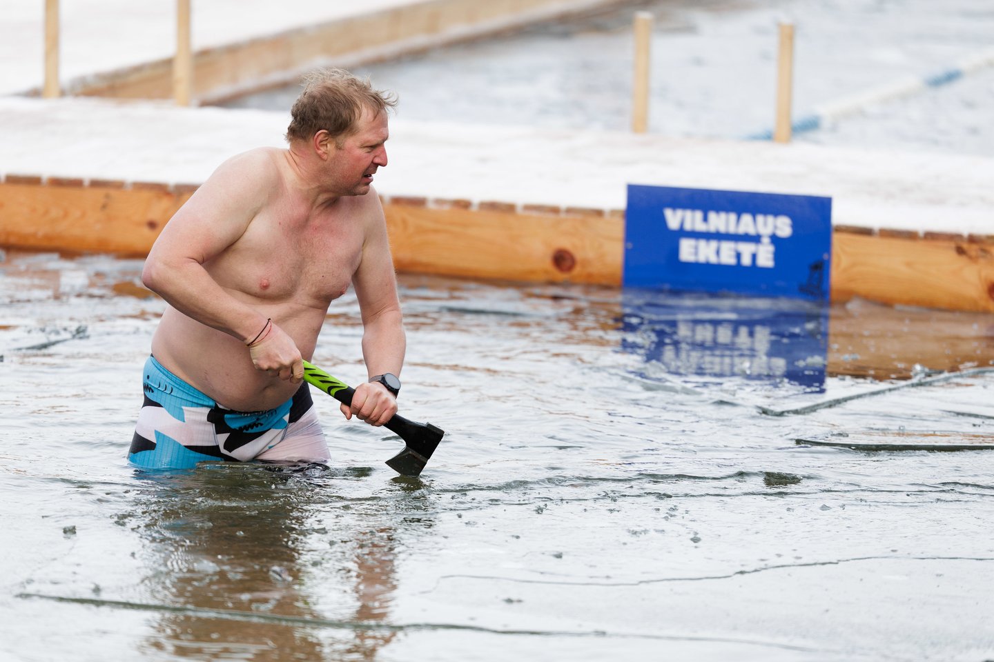 Pirmąją metų dieną – tradicinės „ruonių“ maudynės: užfiksavo, kaip į vandenį neria būrys sveikuolių<br>V.Skaraičio nuotr.
