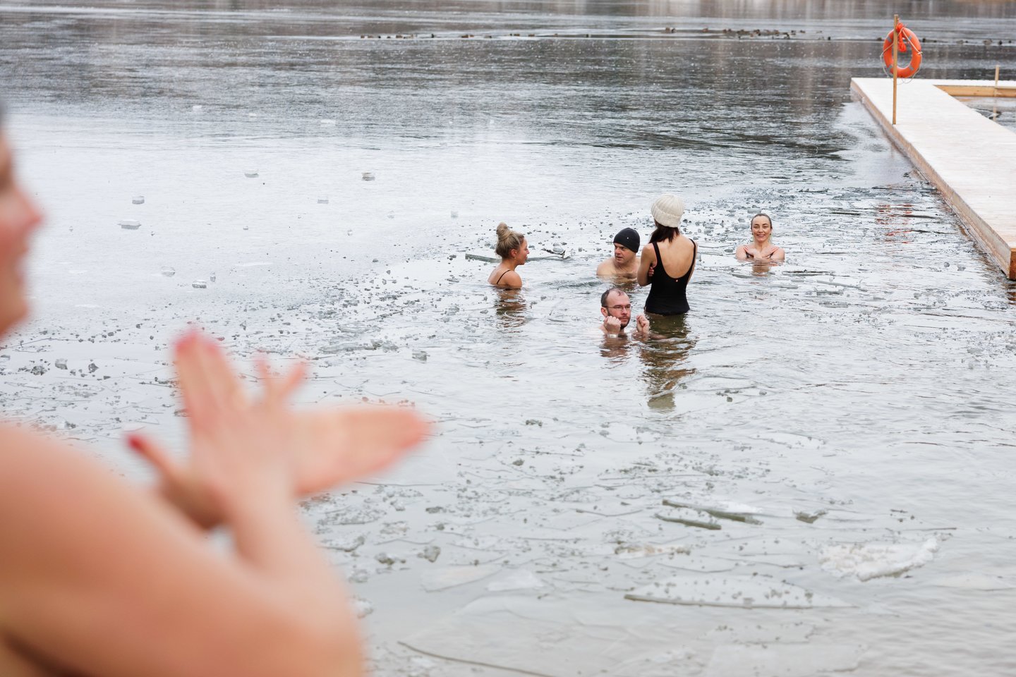 Pirmąją metų dieną – tradicinės „ruonių“ maudynės: užfiksavo, kaip į vandenį neria būrys sveikuolių<br>V.Skaraičio nuotr.