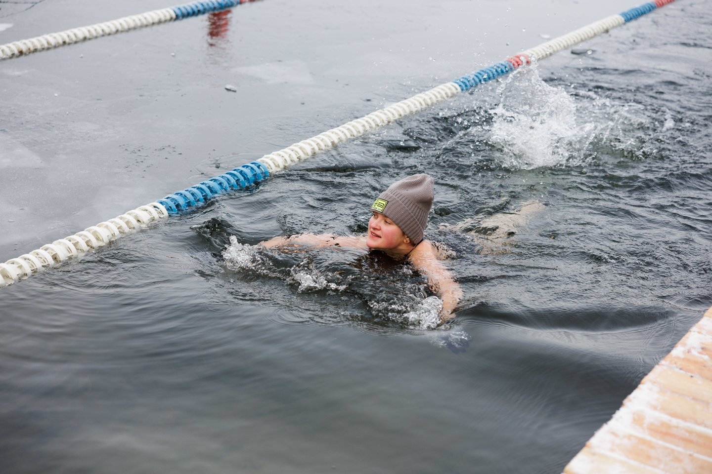 Pirmąją metų dieną – tradicinės „ruonių“ maudynės: užfiksavo, kaip į vandenį neria būrys sveikuolių<br>V.Skaraičio nuotr.