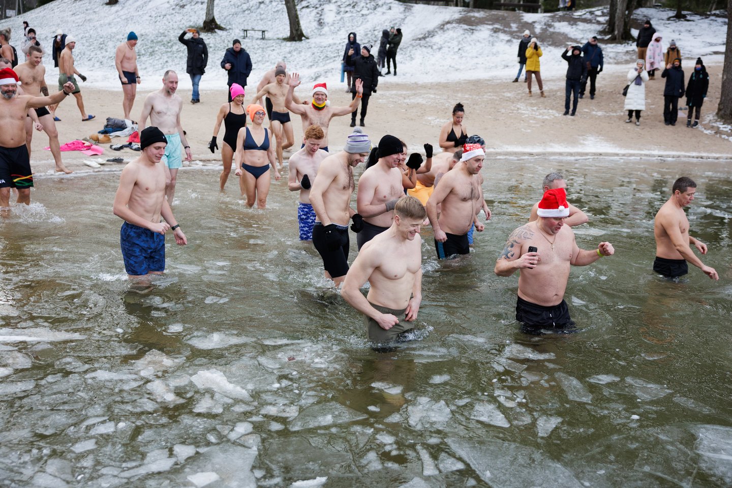 Pirmąją metų dieną – tradicinės „ruonių“ maudynės: užfiksavo, kaip į vandenį neria būrys sveikuolių<br>V.Skaraičio nuotr.