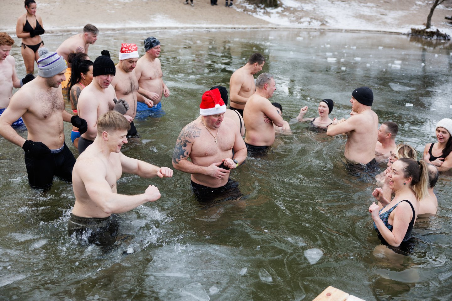Pirmąją metų dieną – tradicinės „ruonių“ maudynės: užfiksavo, kaip į vandenį neria būrys sveikuolių<br>V.Skaraičio nuotr.