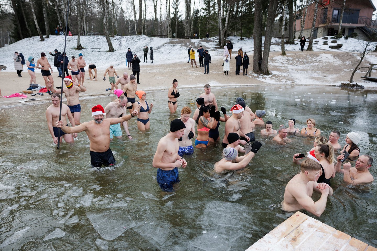 Pirmąją metų dieną – tradicinės „ruonių“ maudynės: užfiksavo, kaip į vandenį neria būrys sveikuolių<br>V.Skaraičio nuotr.