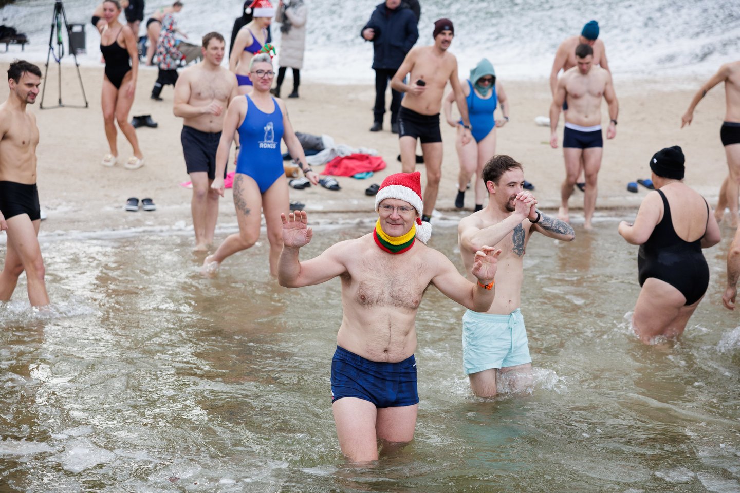 Pirmąją metų dieną – tradicinės „ruonių“ maudynės: užfiksavo, kaip į vandenį neria būrys sveikuolių<br>V.Skaraičio nuotr.