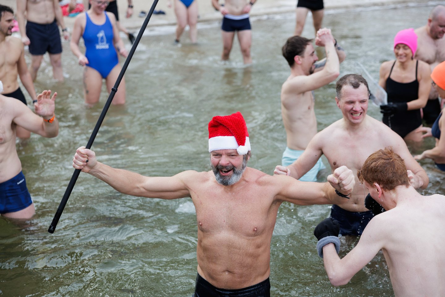 Pirmąją metų dieną – tradicinės „ruonių“ maudynės: užfiksavo, kaip į vandenį neria būrys sveikuolių<br>V.Skaraičio nuotr.