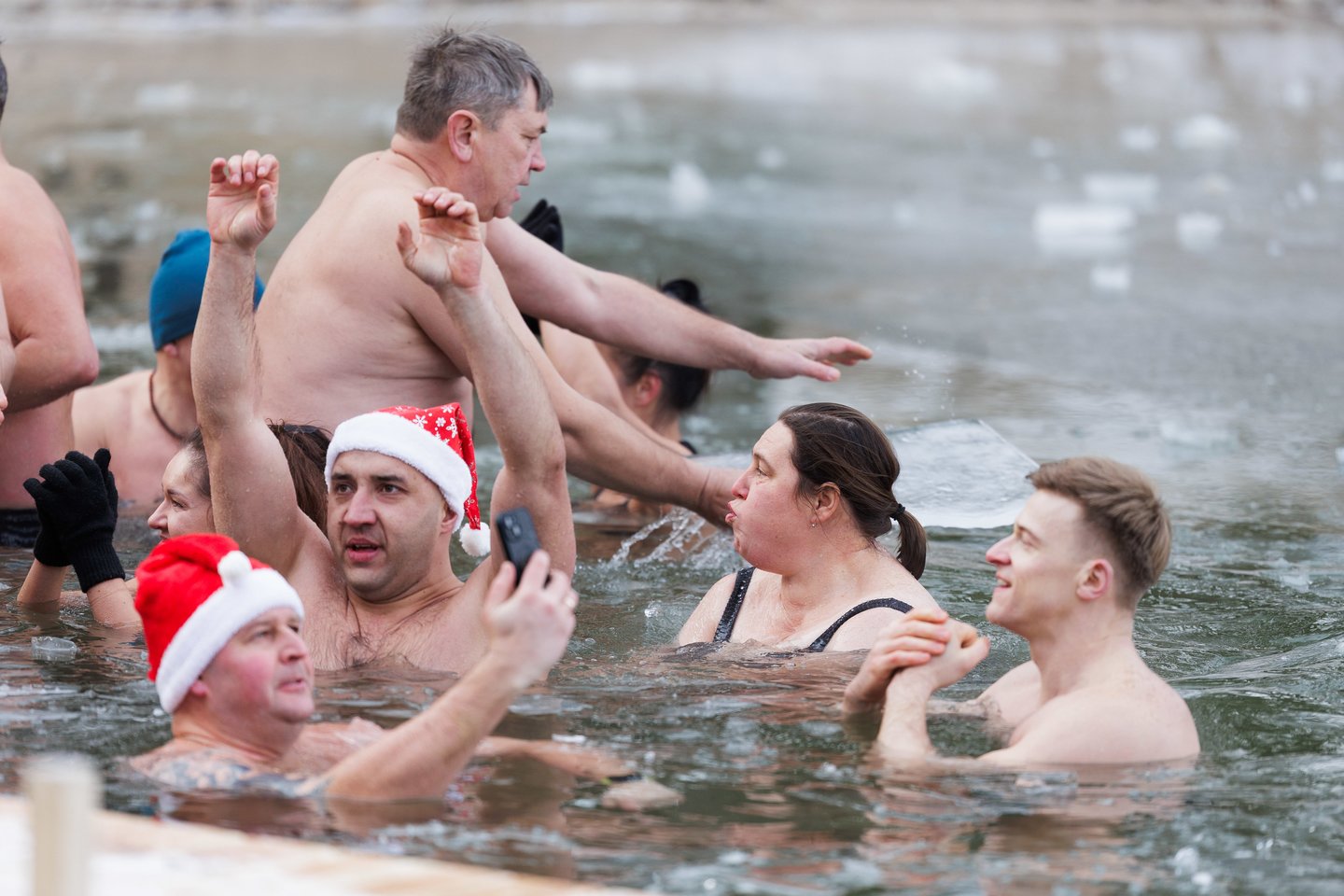 Pirmąją metų dieną – tradicinės „ruonių“ maudynės: užfiksavo, kaip į vandenį neria būrys sveikuolių<br>V.Skaraičio nuotr.