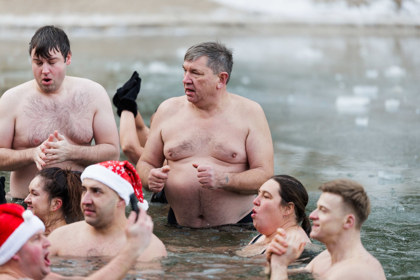 Pirmąją metų dieną – tradicinės „ruonių“ maudynės: užfiksavo, kaip į vandenį neria būrys sveikuolių<br>V.Skaraičio nuotr.