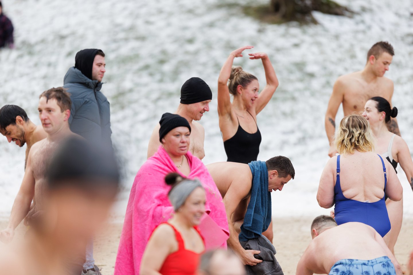 Pirmąją metų dieną – tradicinės „ruonių“ maudynės: užfiksavo, kaip į vandenį neria būrys sveikuolių<br>V.Skaraičio nuotr.