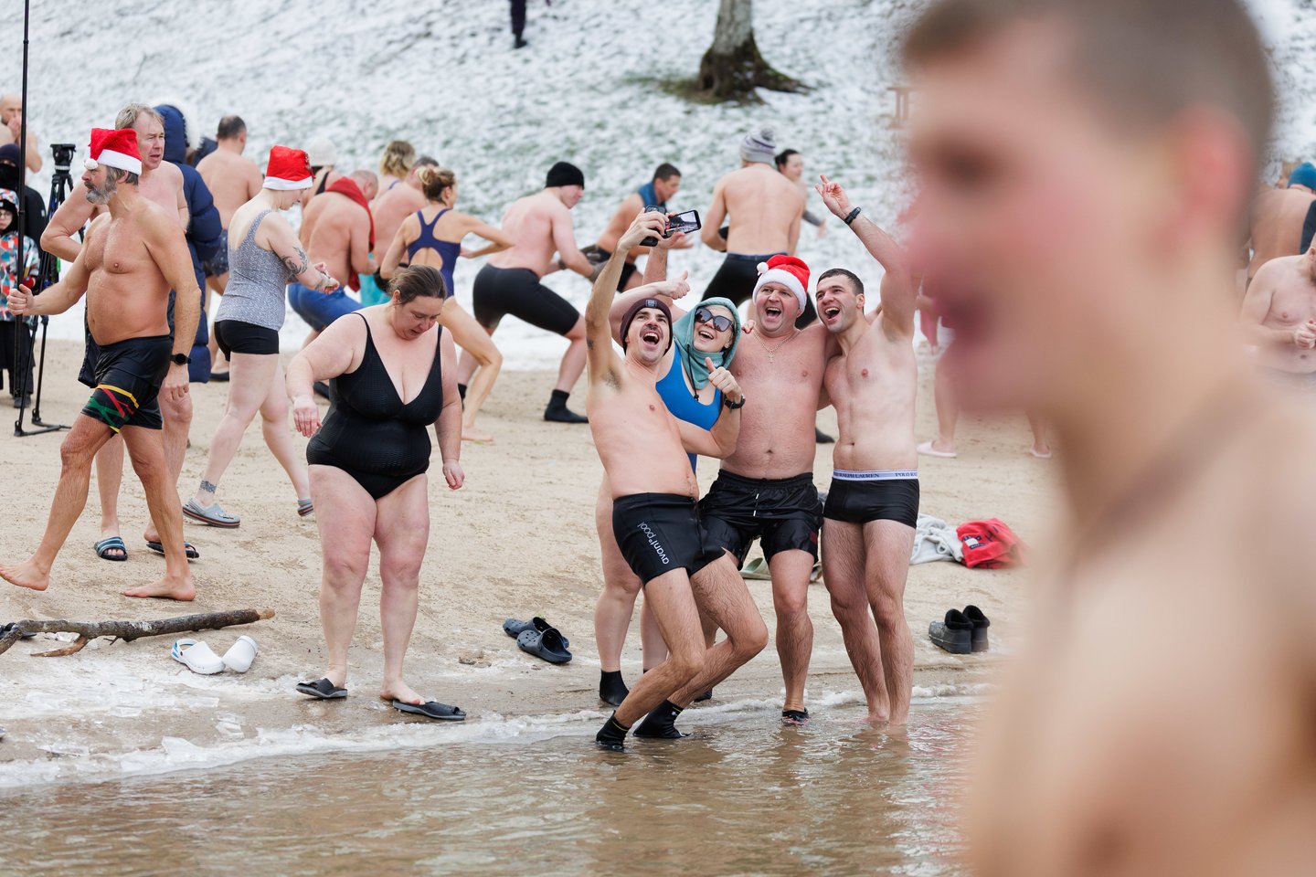Pirmąją metų dieną – tradicinės „ruonių“ maudynės: užfiksavo, kaip į vandenį neria būrys sveikuolių<br>V.Skaraičio nuotr.