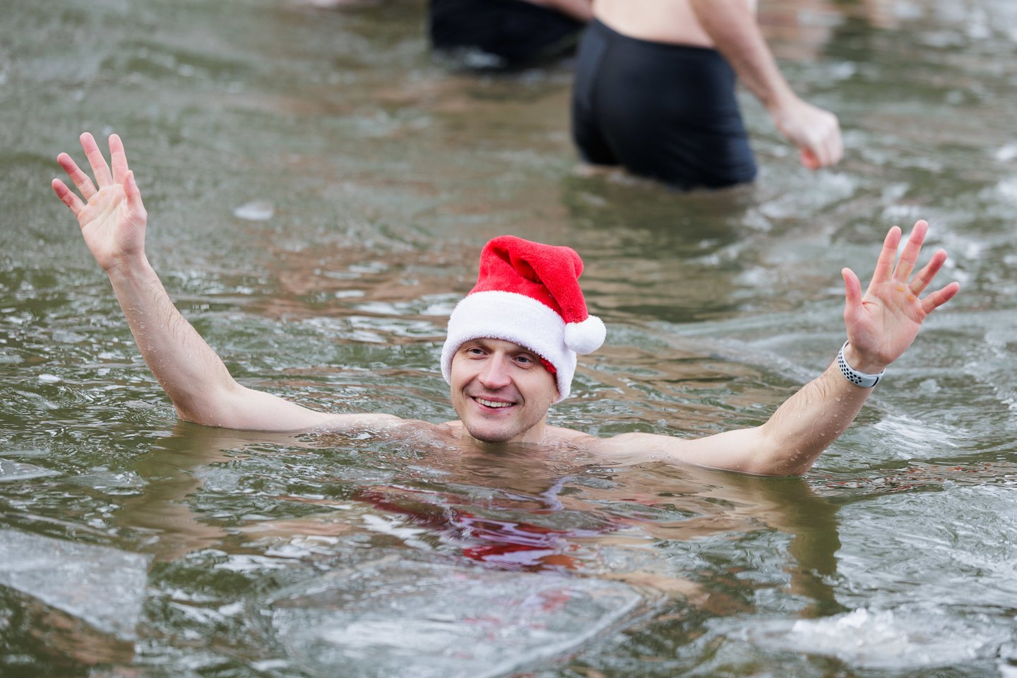 Pirmąją metų dieną – tradicinės „ruonių“ maudynės: užfiksavo, kaip į vandenį neria būrys sveikuolių<br>V.Skaraičio nuotr.