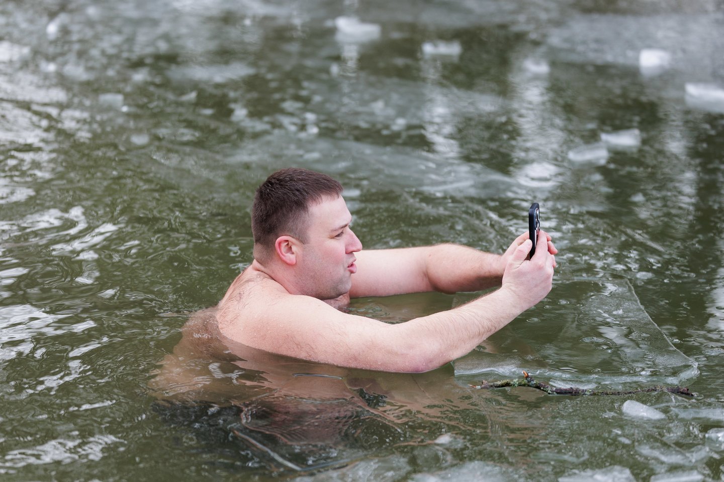 Pirmąją metų dieną – tradicinės „ruonių“ maudynės: užfiksavo, kaip į vandenį neria būrys sveikuolių<br>V.Skaraičio nuotr.