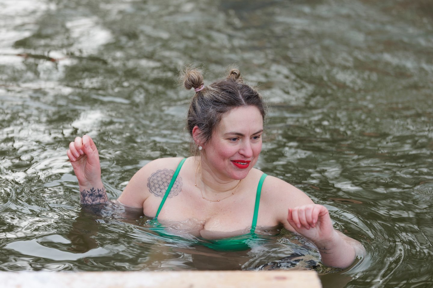 Pirmąją metų dieną – tradicinės „ruonių“ maudynės: užfiksavo, kaip į vandenį neria būrys sveikuolių<br>V.Skaraičio nuotr.