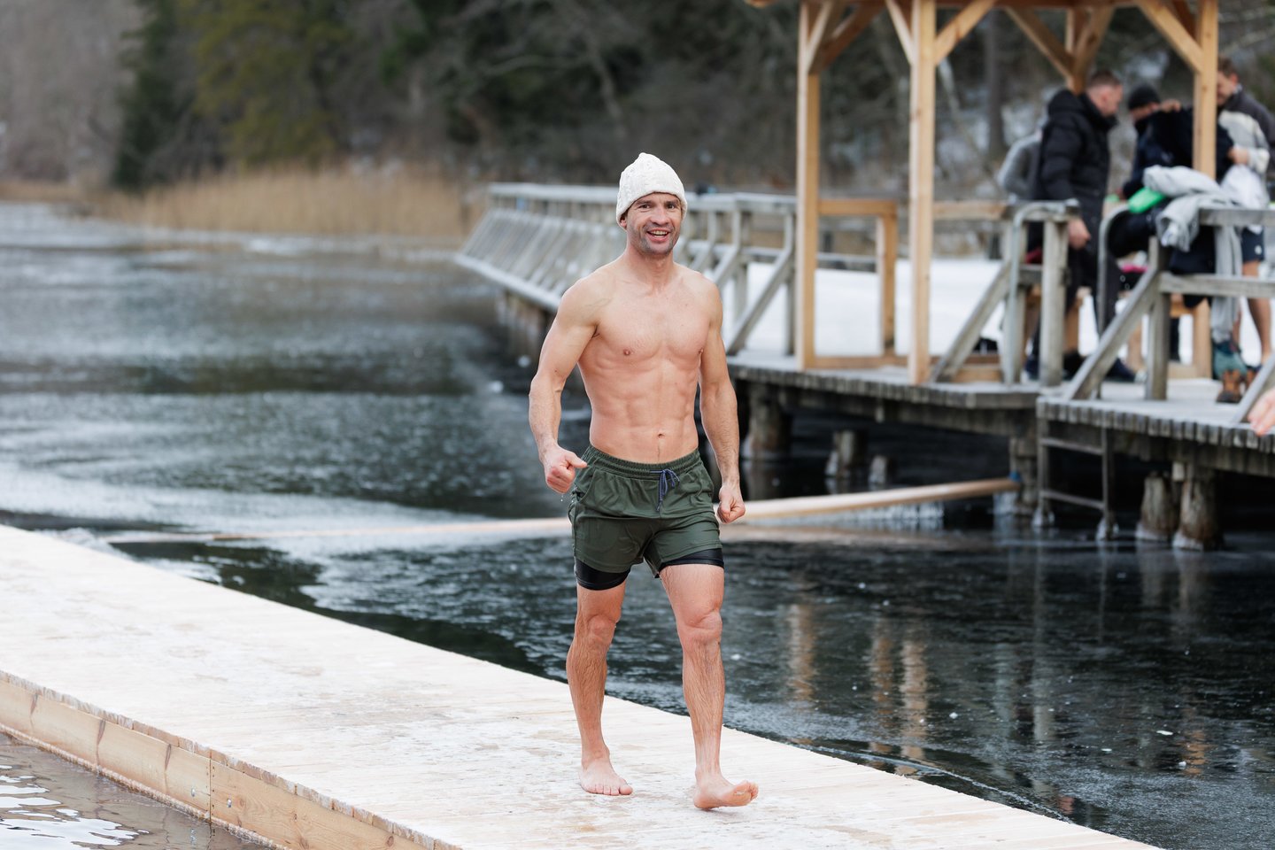 Pirmąją metų dieną – tradicinės „ruonių“ maudynės: užfiksavo, kaip į vandenį neria būrys sveikuolių<br>V.Skaraičio nuotr.