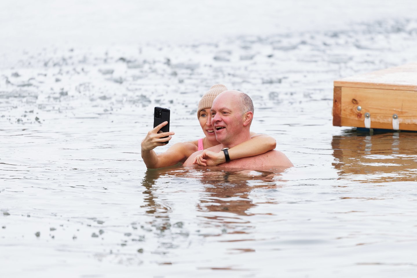 Pirmąją metų dieną – tradicinės „ruonių“ maudynės: užfiksavo, kaip į vandenį neria būrys sveikuolių<br>V.Skaraičio nuotr.