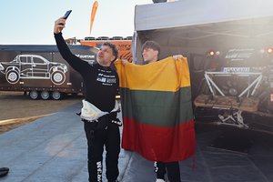 Pirmosios pasiruošimo Dakarui dienos: B. Vanago ekipažui teko keisti vairo stiprintuvą