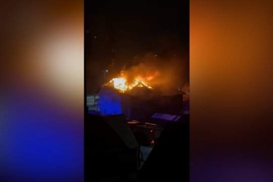 Siaubinga nelaimė Panevėžyje – kilo gaisras dviejų aukštų name: žmones pavyko išvesti lauk