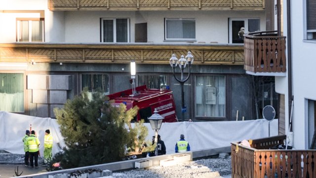 Tragediją Šveicarijoje išgyvenę liudininkai pasidalijo, kaip įsiplieskė gaisras: „Galvoje buvo viena mintis“