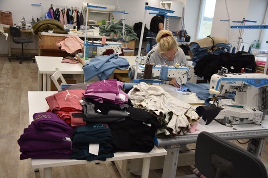 Lengvoji pramonė išgyvena nelengvą metą: siuvyklas žudo ne tik pigus darbas