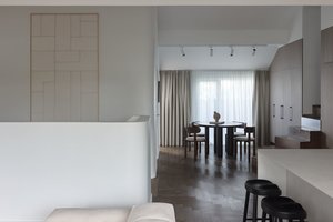 Prikeltas naujam gyvenimui, butas tapo namais, persmelktais spalvų kontrasto