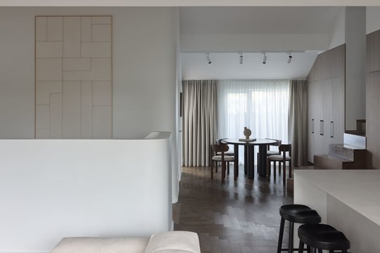 Prikeltas naujam gyvenimui, butas tapo namais, persmelktais spalvų kontrasto