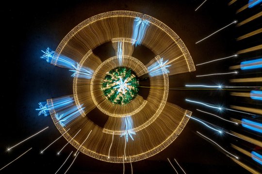 Kalėdų eglutes fotomenininkas pavertė mandalomis