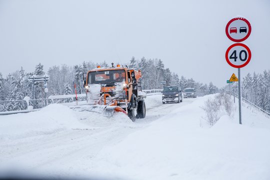 Lenkiją paralyžiavo didžiulis snygis: tarnyboms įspėjant apie kritinę ribą – žinia apie naujas pūgas