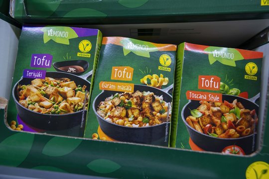 „Lidl“ kviečia atrasti augalinę mitybą: startuoja jau tradiciniu tapęs „Augalausis“, lentynose – dar daugiau augalinės kilmės produktų