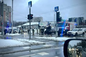 Vilniuje susidūrė du automobiliai – į nelaimės vietą skubėjo ir ugniagesiai, viena moteris išvežta į ligoninę