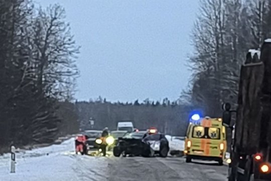 Šiaulių r. kelyje – dviejų automobilių susidūrimas: į ligoninę išvežti du suaugę žmonės ir vaikas