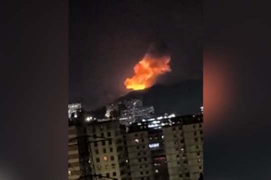 Vaizdai iš Venesuelos: sostinėje griaudi sprogimai, į dangų pakilo dūmų stulpai