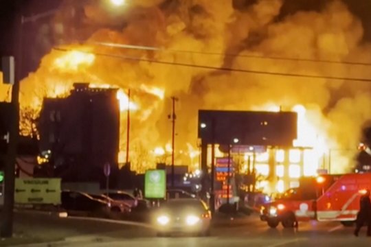 Užfiksuotas didžiulis gaisras Denverio daugiabučių komplekse: liepsnas malšina daugiau nei 100 ugniagesių