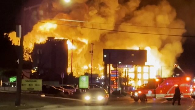 Užfiksuotas didžiulis gaisras Denverio daugiabučių komplekse: liepsnas malšina daugiau nei 100 ugniagesių