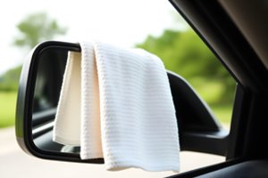Matote baltą rankšluostį ant automobilio veidrodėlio? Tai – svarbus signalas vairuotojams