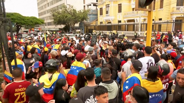 Peru sostinėje – tikras vakarėlis: minios venesueliečių švenčia N. Maduro suėmimą