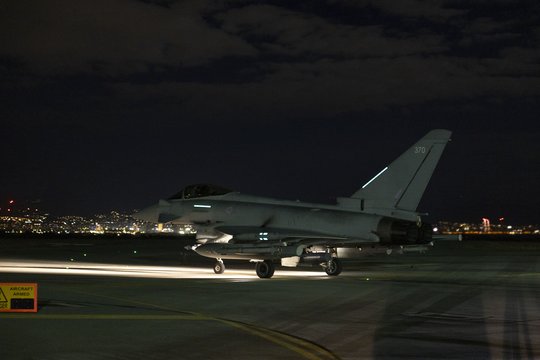 Jungtinė Karalystė paskelbė kartu su Prancūzija smogusi „Islamo valstybės“ bazei Sirijoje