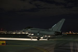 Jungtinė Karalystė paskelbė kartu su Prancūzija smogusi „Islamo valstybės“ bazei Sirijoje