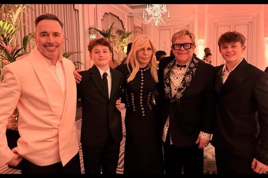 Eltonas Johnas su vyru pirmą kartą parodė savo sūnus