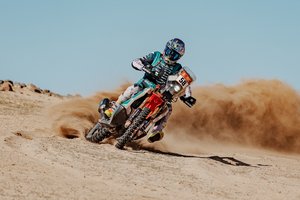 Dakaro krikštas: be galinių motociklo stabdžių, bet su puikiu rezultatu