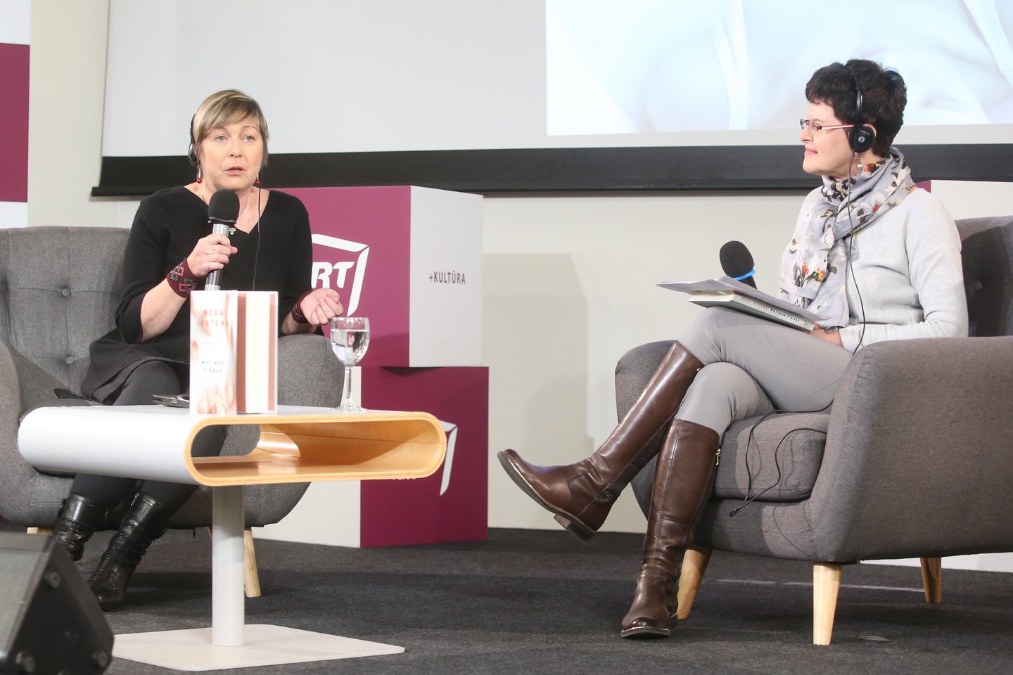 Nora Ikstena Vilniaus knygų mugėje.<br>R.Danisevičiaus nuotr.